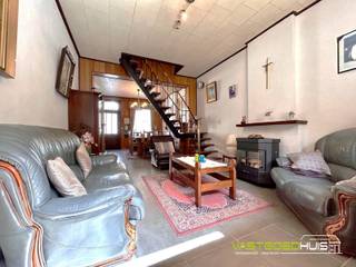 <p>Ontdek deze ruime gezinswoning in gesloten bebouwing met een aangelegde, zuidoost gerichte tuin, gunstig gelegen in het stadscentrum van Ninove. De te renoveren woning biedt een lichtrijke en grote leefruimte die aansluit op de open, hedendaagse en ingerichte keuken. Op de eerste verdieping bevinden zich twee grote slaapkamers van elk 15m². De zolder, bereikbaar via een vaste trap, biedt bijkomende mogelijkheden om extra slaapkamers of een hobbyruimte in te richten. De badkamer op het gelijkvloers is uitgerust met een ligbad, toilet en wastafel. Achteraan de woning vindt u de veranda als extra gezellige leefruimte, een verzorgde zuidoost gerichte tuin met terras en tuinhuis waar u optimaal geniet van de zon en de buitenruimte. Verder beschikt de woning over een praktische berging met wasplaats, hoogrendementsbeglazing (PVC) en decentrale verwarming (kachels) op aardgas. Parkeren kan in de straat, en via de achterzijde (Mallaardstraat) is er toegang tot het perceel, met de mogelijkheid om extra parkeerplaatsen op eigen terrein te creëren. De centrale ligging, op wandelafstand van winkels, scholen en openbaar vervoer, maakt deze woning bijzonder geschikt voor gezinnen die comfortabel en centraal willen wonen. Meer info? Contacteer ons 054/69.68.67.</p>