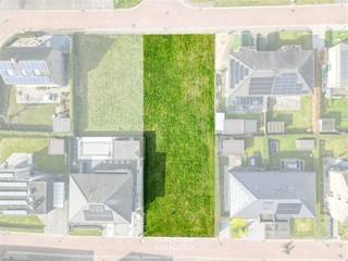 <p><span>- destinée à l'habitation ainsi qu'au commerce et aux services, à l'artisanat et aux petites entreprises, dans la mesure où ils sont compatibles avec l'environnement immédiat.</span></p><p><span>- destinée au développement résidentiel en général et aux entreprises agricoles</span></p><p><span> </span></p><p><span>Bâtiments ouverts :</span></p><p><span>Zonage principal : habitations unifamiliales</span></p><p><span>Zonage auxiliaire : commerce de détail, professions libérales et activités liées au voisinage dans le secteur des soins, avec un maximum de 30 % du volume du bâtiment</span></p><p><span>Hauteur maximale de la corniche : 6 m et au moins 4,5 m</span></p><p><span>Largeur de la maison : 8 m</span></p><p><span>La forme et la pente du toit sont libres</span></p><p><span>Matériaux et couleurs : les parties qui restent visibles doivent être construites avec les mêmes matériaux et de la même manière</span></p><p><span>La couleur et la nature des matériaux doivent s'intégrer esthétiquement dans l'environnement</span></p><p><span> </span></p><p><span>Garage à prévoir dans la maison et au moins 5 mètres de bande de jardin avant à la hauteur du garage</span></p><p><span>La bande de jardin doit être entourée d'une haie vive ou de panneaux de jardin en bois d'une hauteur maximale de 1,80 m</span></p><p><span>Garage séparé, locaux de stockage et/ou abris de jardin : max. 30 m² et toit avec une pente de 0 et 50°. Dans les mêmes matériaux que le bâtiment principal.</span></p><p><span>Garage séparé, débarras et/ou abris de jardin à 2 mètres de la limite du terrain</span></p><p><span>ou sur la limite du terrain en cas de garage relié au voisin (conception commune ou accord écrit requis)</span></p><p><span>Un abri de jardin en bois d'une superficie maximale de 10 m² peut être construit dans la zone de jardin à au moins 1 mètre de la limite du terrain</span></p><p><span>Bassin d'ornement et piscine de 30 m² maximum à 2 mètres de la limite du terrain.</span></p><p><span>Carport autorisé dans la bande latérale non constructible de 18 m² maximum et partiellement ouvert à l'avant et à l'arrière (à condition qu'il figure dans le permis de construire et qu'il soit cohérent avec l'architecture de la maison). S'il est situé sur la limite du terrain, il doit être intégré à la clôture.</span></p><p><span> </span></p><p><span>Une citerne d'au moins 5 000 litres doit être installée par habitation. Trop-plein avec dispositif d'infiltration sur la parcelle.</span></p><p><span>Bande entre la route et la propriété : gazonnée à l'exception de l'allée, du chemin piétonnier et du parking</span></p><p><span>.</span></p><p><span>Dans la bande de jardin avant : aucune construction n'est autorisée, elle doit être aménagée en jardin (exceptions : trottoir fonctionnel et panneau d'affichage, etc.)</span></p>
