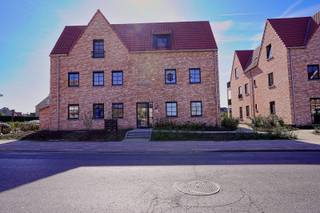 Op wandelafstand van het centrum van Buggenhout vindt u dit instapklare, compleet geschilderd, nieuwbouwappartement dat uitblinkt in comfort en energiezuinigheid. Dankzij de nieuwste technieken zoals vloerverwarming en een warmtepomp geniet u van zeer lage energiekosten.<br />Het appartement is door zijn ligging zeer lichtrijk en beschikt over twee slaapkamers, een ruime en lichtrijke woonkamer met open keuken en stijlvol keukeneiland, een aparte berging, een afzonderlijk toilet en een badkamer uitgerust met een ruime inloopdouche en ingebouwd ligbad. Het zuid-gericht terras biedt de perfecte plek om in alle rust van de zon te genieten. Alle ruimtes zijn voorzien van verlichting en zullen ook nog voorzien worden van gordijnen waardoor het appartement dus compleet instapklaar is. Bovendien is in de huurprijs een ondergrondse parkeerplaats inbegrepen, wat dit appartement nog praktischer maakt.<br />Huurprijs: 1.200 EUR + 100 EUR gemeenschappelijke kosten<br />Referentie: 5637
