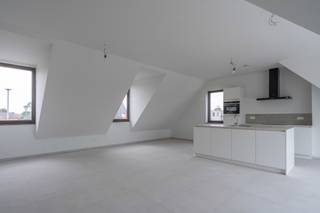 <p><strong>Nieuwbouw dakappartement met 2 slaapkamers en terras te Geel.</strong><br />E-peil: 10 | Beschikbaar: onmiddellijk | Autostaanplaats inbegrepen<br /><br /><strong>Bezoek aanvragen kan via deze link</strong>: https://dilegno.mijnhuurprofiel.be/property/2fde1a20-eb58-4548-8df9-eb00001f9a14<br /><br /><strong>Omschrijving:</strong><br />We betreden dit energiezuinige appartement op de tweede verdieping via trap of lift. <br />Het appartement beschikt over 2slaapkamers, een badkamer, een ruime, lichtrijke woonkamer met open keuken en een apart toilet. <br />De keuken is volledig uitgerust en beschikt ov<span>er een combi-oven</span>, inductiekookplaat, koelkast, vaatwasser, spoelbak en dampkap. <br />Verder is de badkamer voorzien van een inloopdouche en badkamermeubel met wastafel.<br />Als extra geniet deze woning van een praktische berging met aansluitingen voor wasmachine en droogkast.<br />Vanuit de leefruimte is er toegang tot het terras achteraan.<br /><br />Tevens beschikt de woning over een autostaanplaats achteraan het gebouw, reeds inbegrepen in de prijs.<br /><br />De woning is reeds volledig opgeschilderd en instapklaar.<br />Ten slotte is er een gemeenschappelijke afvalberging en zijn er twee gemeenschappelijke fietsenbergingen, waarvan 1 vooraan en 1 achteraan.<br /><br /><strong>Algemeen:</strong><br />- Terras<br />- Zonnepanelen<br />- Beschikbaar: onmiddellijk <br />- Gemeenschappelijke kosten: provisie € 75/maand</p>