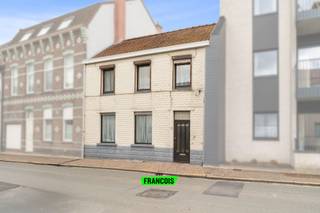 IMMO FRANCOIS MEETJESLAND PRESENTEERT NOORDSTRAAT 7! <br /><br />WIJ VERWIJZEN U VOOR ALLE INFO & DOCUMENTEN GRAAG DOOR NAAR ONZE WEBSITE: IMMOFRANCOIS.BE.<br /><br />WENST U EEN GRATIS EN VRIJBLIJVENDE VERKOOPSANALYSE MET WAARDEBEPALING VAN UW EIGENDOM? LOUIS KOMT GRAAG BIJ U LANGS!<br /><br />Gelegen in het rustige en landelijke Boekhoute bevindt zich deze rijwoning met bijzonder veel potentieel. De omgeving staat gekend om haar open zichten, gemoedelijke sfeer en vlotte bereikbaarheid, waardoor u hier geniet van een aangename combinatie van rust en praktische ligging.<br /><br />De bestaande woning beschikt over verrassend mooie en ruime volumes, maar dient grondig gerenoveerd te worden. In de praktijk situeert het potentieel zich eerder in de richting van afbraak en wederopbouw, waardoor u hier de unieke kans krijgt om een hedendaagse woning te creëren volledig afgestemd op uw eigen smaak en noden en dit aan een interessant btw-tarief van 6% indien u voldoet aan de voorwaarden.<br /><br />Naast de woning geniet u van een aangename tuin, waar u in alle rust kan genieten en die perfect kan ingericht worden als een gezellige buitenruimte voor het hele gezin.<br /><br />De absolute blikvanger en grootste troef van deze eigendom is echter het kwalitatieve bijgebouw, opgetrokken in 2006. Met een indrukwekkende oppervlakte van ca. 90 m², een breedte van 8,25 meter en een lengte van 10,80 meter, biedt deze ruimte ongeziene mogelijkheden. Dit gebouw is uitermate geschikt als ruime garage, maar kan evengoed perfect dienst doen als opslagplaats, atelier of werkruimte voor zelfstandigen. Bovendien vormt het een bijzonder praktische oplossing als tijdelijk onderkomen tijdens renovatie- of bouwwerken op het perceel.<br /><br />Dergelijke combinaties – een te ontwikkelen woonperceel mét een recent en multifunctioneel bijgebouw – zijn zeldzaam op de markt. Dit maakt deze eigendom niet alleen interessant voor particuliere kopers, maar ook voor investeerders of mensen met nood aan extra ruimte voor hobby of beroep.<br /><br />Kortom: een eigendom boordevol potentieel, waar mogelijkheden en functionaliteit hand in hand gaan. Grijp deze unieke kans en realiseer hier uw droomproject.<br /><br />Neem contact op met Louis Van Zele van Immo Francois Meetjesland voor meer info of een bezoek.<br /><br />GRAAG ALS EERSTE OP DE HOOGTE VAN ONS AANBOD? 1) BEZORG ONS UW ZOEKVOORKEUREN EN WE HOUDEN CONTACT, 2) VOLG @IMMOFRANCOISMEETJESLAND VIA INSTAGRAM<br /><br />