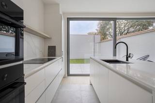 Deze stijlvolle en bijzonder smaakvol afgewerkte nieuwbouw woning te koop is gelegen in de Anuntiatenstraat te centrum Brugge in het...