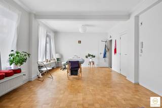 Schitterend gelegen en volledig gerenoveerde praktijkruimte van ca 50m² met bijhorende ondergrondse berging van ca 70m². Op het glvl van een...