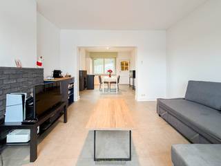 <br /><strong>GROTENDEELS GERENOVEERDE WONING</strong> met diepe tuin en tal van mogelijkheden op een <strong>PERCEEL VAN MAAR LIEFST 1.538</strong><strong> M</strong><strong>²</strong> in het <strong>LANDELIJKE BRAKEL</strong>. Deze woning combineert <strong>REEDS UITGEVOERDE ENERGIEZUINIGE INGREPEN</strong> zoals <strong>DAKISOLATIE, HOOGRENDEMENTSGLAS</strong>, performant schrijnwerk en een <strong>RECENTE CONDENSATIEKETEL</strong>. Binnenin wacht een gezellige leefruimte, een <strong>VERDER IN TE RICHTEN KEUKEN</strong> en een <strong>RUIME BERGING</strong> met voorzieningen <strong>VOOR WASPLAATS EN DOUCHE</strong>. De <strong>VERNIEUWDE BADKAMER</strong> en <strong>VIER SLAAPKAMERS</strong> zorgen voor het nodige comfort. Buiten is er een gr<strong>OTE OPRIT MET MEERDERE PARKEERMOGELIJKHEDEN</strong> en een diepe tuin, ideaal voor het <strong>HOUDEN VAN KLEINVEE</strong> of het <strong>AANLEGGEN VAN FRUITBOMEN</strong>. Dankzij de doorgetrokken <strong>STADSWATERLEIDINGEN TOT ACHTERAAN HET PERCEEL</strong> is deze tuin perfect geschikt voor wie dieren wil houden of zelfvoorzienend wil tuinieren. Gelegen in een <strong>RUSTIGE STRAAT</strong>, doch vlot verbonden met centrum Brakel en omliggende steden.<br /><br />Adres: Hofveld 2 te Brakel<br /><br />Geen renovatieverplichting.