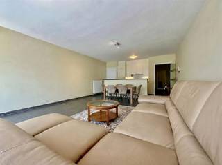 <p>Appartement nouvellement construit à louer avec un bel espace de vie ouvert et des vues sur l'Escaut. <br />La cuisine dispose du confort nécessaire et de beaucoup de lumière. <br />L'appartement comprend une chambre à coucher, une salle de bain avec douche, des toilettes séparées pour les invités et un débarras.</p><br /><p>Une place de parking est prévue dans le parking souterrain.</p><br /><p>Intéressé ? <br />Demandez votre visite via notre site web www.immodhondt.be </p>