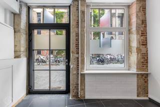Op zoek naar een professionele plek midden in de Leuvense binnenstad? Deze gelijkvloerse ruimte van ca. 50 m² bevindt zich op een bijzonder aantrekkelijke locatie, vlak bij de Vismarkt en in het bruisende hart van Leuven. Je werkt hier tussen een levendige mix van lokale handelaars, horeca en andere ondernemers, met winkels, restaurants, cafés en alle troeven van de binnenstad op wandelafstand. De ruimte biedt heel wat mogelijkheden voor professioneel gebruik. Ze is ideaal als kantoor- of praktijkruimte voor vrije beroepen en dienstverlening op afspraak, maar kan evengoed worden ingericht als atelier, creatieve werkplek of voor een andere professionele invulling. Naast de hoofdruimte beschikt het gelijkvloers over een apart toilet en praktische opbergruimte. De toegang tot het pand wordt gedeeld met de bovenliggende wooneenheid. Daarom is de ruimte vooral geschikt voor een professionele activiteit met een rustig karakter en beperkt klantenverkeer. De ruimte wordt verhuurd via een huurovereenkomst naar gemeen recht en is uitsluitend bestemd voor professioneel gebruik. De concrete activiteit is bespreekbaar en dient verenigbaar te zijn met de bestemming van het pand. Een karaktervolle professionele plek op een toplocatie, midden in Leuven en met de gezellige Vismarkt letterlijk om de hoek. Voor meer informatie of een bezichtiging kan je terecht bij info@homies.be.
