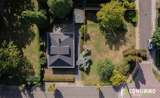 Bent u op zoek naar een ruime bouwgrond voor een vrijstaande woning in het gegeerde Bokrijk? Op de hoek van de Aspergerijstraat en Krekenstraat bevindt zich dit interessante perceel met een totale oppervlakte van 6a 54ca, een perceelbreedte van circa 22 meter en een diepte van circa 31 meter.<br />Dankzij de mooie perceeloppervlakte en -breedte en de bestemming voor open bebouwing vormt deze bouwgrond een aantrekkelijke basis voor de realisatie van een eigen vrijstaande woning.<br /><br /><strong>Bouwmogelijkheden</strong><br />Het perceel maakt deel uit van een goedgekeurde verkaveling en is bestemd voor residentiële bebouwing. Volgens de geldende stedenbouwkundige voorschriften dient bij een vrijstaande woning rekening te worden gehouden met zijdelingse bouwvrije stroken van minimaal 5 meter en een afstand van minimaal 6 meter ten opzichte van de rooilijn. De maximale kroonlijsthoogte bedraagt 6 meter en de dakvorm is vrij.<br /><br />De volledige verkavelingsvoorschriften kunnen in bijlage worden geraadpleegd en gedownload. Eventuele bouwplannen, afwijkingen, uitzonderingen of specifieke bouwmogelijkheden dienen steeds voorafgaandelijk met Stad Genk te worden besproken en goedgekeurd.<br /><br /><strong>Buurtinformatie</strong><br />De ligging in Bokrijk vormt één van de grote troeven van deze bouwgrond. Het perceel bevindt zich in een rustige en groene woonomgeving, terwijl tal van dagelijkse voorzieningen vlot bereikbaar zijn.<br /><br />Het uitgestrekte Domein Bokrijk en natuurgebied De Maten bevinden zich vlakbij en bieden tal van mogelijkheden om te wandelen, fietsen en ontspannen. Ook<br />verschillende sport- en recreatiemogelijkheden zijn in de directe omgeving aanwezig.<br /><br />Voor gezinnen is de ligging bijzonder praktisch, met basis- en secundair onderwijs op wandel- en fietsafstand en een goede bereikbaarheid met het openbaar vervoer. Langs de nabijgelegen Hasseltweg vindt u bovendien een ruim aanbod aan winkels, supermarkten, horeca en andere dagelijkse voorzieningen.<br /><br />Daarnaast geniet u van een uitstekende verbinding richting Genk, Diepenbeek, Zonhoven en Hasselt, waardoor u hier rustig en groen woont zonder in te boeten aan bereikbaarheid.<br /><br />Een mooie opportuniteit voor wie op zoek is naar een ruim bouwperceel voor een vrijstaande woning op een gegeerde locatie in Bokrijk.<br /><br /><strong>Extra interessant:</strong> ook de naastgelegen woning aan de Aspergerijstraat 11 wordt te koop aangeboden. Ideaal voor wie een ruime woning wenst te combineren met een aangrenzend bouwperceel: https://consimmo.be/nl/aanbod/4449199/huis-te-koop-in-3600-genk<br /><br />Bent u op zoek naar een bouwgrond voor open bebouwing op een gegeerde locatie in Bokrijk? Contacteer ons via 089 69 30 01 of info@consimmo.be voor meer informatie over het perceel en de bouwmogelijkheden. De volledige verkavelingsvoorschriften zijn beschikbaar via de downloads op onze website www.consimmo.be.