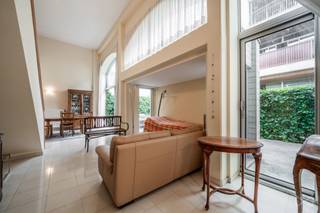 Schitterend duplex appartement 2 slaapkamers met terras van 33 m2 in hartje Doornik.<br /><br />Gelegen op de begane grond van een recente residentie, zal dit prachtige duplex appartement u verleiden met zijn genereuze volumes, de helderheid en de bevoorrechte locatie in een rustige straat in het centrum van Doornik.<br /><br />Het pand bestaat op de begane grond uit een inkomhal met vestiaire, een apart toilet, een ruime woonkamer van 35 m2 met volledig uitgeruste open keuken (oven, kookplaat, afzuigkap, spoelbak en koelkast), evenals een wasruimte / kelder. De woonkamer geeft toegang tot een aangenaam terras van ± 33 m 2, ideaal om te genieten van zonnige dagen.<br /><br />Boven heeft de nachthal twee slaapkamers, een complete badkamer met ligbad, een inloopdouche, een dubbele wastafel met opbergmeubilair en een tweede apart toilet.<br /><br />Technische specificaties:<br /><br />Recente constructie<br />Individuele tellers<br />Centrale verwarming op gas<br />Frame van dubbel glas aluminium<br />PEB: C<br />Gemeenschappelijke kosten: €150 / maand (vastgoedbeheerder, lift, schoonmaak van de gewone en bouwverzekering)<br /><br />Een modern, comfortabel en ideaal gelegen appartement in de directe omgeving van winkels, scholen en voorzieningen in het centrum.