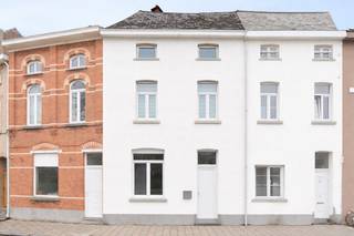 Te koop: instapklare woning in het centrum van Aalst, op het einde van de begeerde Sint-Annalaan.<br /><br />Deze karaktervolle woning combineert historische charme (hoge plafonds) met hedendaags comfort. Dankzij het gunstige EPC-label C en de instapklare staat is dit een zorgeloze aankoop. De ligging is ideaal: in een residentiële buurt, vlak bij scholen, openbaar vervoer, het treinstation en belangrijke invalswegen. Bovendien is dit een uitstekende investeringskans met een rendement van 6%.<br /><br />Belangrijkste ruimtes:<br />• Gezellige woonkamer met natuurlijke lichtinval<br />• Functionele keuken met spoelbak, dampkap, oven en gaskookplaat<br />• Badkamer met ligbad, toilet en wastafel in meubel<br />• Vier slaapkamers met diverse indelingsmogelijkheden<br />• Hal en traphal die de woning verbinden<br />• Kelder<br /><br />Troeven:<br />• Ideaal voor investeerders: rendement 6%<br />• Toplocatie: einde Sint-Annalaan, nabij centrum en voorzieningen<br />• Volledig instapklaar met gunstig EPC-label C<br /><br />Neem vandaag nog contact op met je ERA-makelaar voor een bezoek, op het nummer 053 41 40 25 of per e-mail: living@era.be<br /><br />JOUW DROOMHUIS. ZO GEVONDEN!