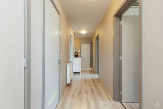 <p>Welkom in dit kwaliteitsvolle appartement van 110m² dat zo veel meer biedt dan alleen maar ruimte.</p><p>Met drie volwassen slaapkamers, een praktische badkamer en een open leefruimte creëert dit appartement de perfecte balans tussen functionaliteit en elegantie. De woonkamer is een ware eyecatcher met zijn warme vloertinten, grote ramen die volop natuurlijk licht binnenlaten en een zeer moderne atmosfeer die direct indruk maakt.</p><p>De keuken is een droomruimte voor iedereen die graag kookt. Uitgerust met hoogwaardige apparatuur, biedt ze alle gemakken voor culinaire creaties. De grijze en crème tinten zorgen voor een verfijnd, professioneel uiterlijk.</p><p>De slaapkamers variëren van zeer ruim tot intiem, elk met voldoende ruimte voor meubilair en personalisatie. De badkamer is modern en voorzien van alle nodige faciliteiten.</p><p>Dit appartement bevindt zich vlakbij de dorpskern van Hombeek, een charmante gemeente met uitstekende verbindingen en groen. De ligging biedt het beste van beide werelden: rustige, residentiële omgeving met vlotte bereikbaarheid van voorzieningen, scholen en openbaar vervoer.</p><p>Deze woning is ideaal voor gezinnen of professionals die naar een comfortabele, goed onderhouden plek zoeken. Met zijn moderne afwerking, energie-efficiënte kenmerken, met Airco en geluidswerende ramen, inclusief autostaanplaats (!) is dit een investering in kwaliteit voor het leven.</p><p>Uw unieke kans? Bel dan NU voor uw afspraak: 0494.12.01.01 OOK voor gratis schattingen !</p>