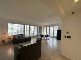 Cet appartement entièrement rénové d'une chambre offre un cadre de vie confortable dans un environnement lumineux et moderne. Le salon spacieux et lumineux s'ouvre sur une petite cuisine ouverte équipée d'un four, d'une plaque de cuisson et d'une hotte ; vous devez fournir vous-même un réfrigérateur et un congélateur. La chambre dispose d'une salle de bains attenante et il y a également un débarras pratique avec un raccordement pour une machine à laver. Les toilettes sont séparées. À l'extérieur, vous pouvez profiter d'une grande terrasse. Le bâtiment dispose d'un ascenseur, d'un local à poubelles et d'un local à vélos. L'appartement est disponible immédiatement à un loyer de 725 € par mois, majoré de 75 € d'avance pour les frais généraux.<br /> 