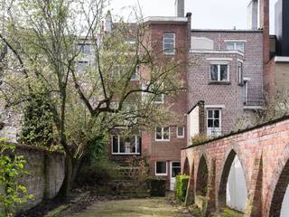 <strong>Uitzonderlijk aanbod aan het Miljoenenkwartier - Bijzonder karaktervolle, op te frissen, art-déco woning met fenomenale stadstuin nabij het Paul De Smet de Naeyerpark.</strong><br /><em> <br />Voor meer informatie, mail naar info@carloeggermont.be</em><br /> <br />Deze uitzonderlijke interbellumwoning (bj. 1931) met stadstuin, met ligging aan het Miljoenenkwartier, beschikt over een perceeloppervlakte van 367 m<sup>2</sup> en een vloeroppervlakte van 449 m<sup>2</sup>.<br /> <br />De goed behouden charme van de woning is bijzonder voelbaar in zowel het exterieur als het interieur. Authentieke vloeren, bogen, schouwen… maar ook de details zoals het voegwerk en detaillering van de baksteenarchitectuur van de voorgevel.<br /> <br />Dankzij de royale oppervlakte en functionele indeling leent de woning zich perfect voor een ideale gezinswoning of zelfs de combinatie woon/werk.<br /> <br />Als extra troef is de woning voorzien van een privatieve oprit en inpandige garage.<br /> <br />Dit is een architecturale parel met bijzonder veel potentieel en de mogelijkheid tot het creëren van een eigen verhaal.<br /><strong> <br />Een werkelijk uniek pand dankzij de grandeur, ligging en bijzonder tuin met talloze mogelijkheden.</strong><br />