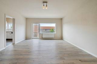 Cet appartement de 2 chambres prêt à emménager à vendre est situé dans le centre d'Avelgem. Avec une surface habitable de 86 m² et une terrasse, cette maison allie espace et confort dans un emplacement idéal.<br /><br />Le salon lumineux offre une atmosphère ouverte et aérée, idéale pour des moments conviviaux. La cuisine moderne est entièrement équipée et en bon état.<br /><br />Cet appartement convient comme immeuble d'investissement à Avelgem, n'oubliez pas de consulter notre rapport de retour détaillé.<br /><br />Achat obligatoire d'un box de garage : 20 000,00€<br /><br />MISE EN PAGE<br /><br />hall d'entrée - toilettes - salon lumineux avec coin repas - cuisine entièrement équipée - débarras/buanderie - balcon - chambre 1 - chambre 2 - salle de bain (douche à l'italienne et lavabo) - terrasse orientée sud <br /><br />Boîte de garage<br /><br />POINTS FORTS<br />+ Entièrement peint récemment<br />+ Prêt à emménager <br />+ Situé au centre<br /><br />Prenez rendez-vous dès maintenant et venez découvrir ce magnifique appartement ! <br />Pour plus d'informations, veuillez nous contacter par mail (matisse.vandererven@dewaele.com) ou par téléphone (0472 18 64 20).<br /><br /><br /><br />Registre des mesures: non