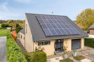 Zeer ruime villa (2002 - 415 m²) met 5 kamers, 2 badkamers, dressing, garage, kelder met ontspanningsruimte, terras met pergola en een mooi...