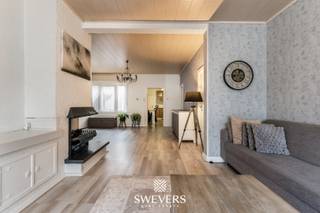Voor meer info en foto’s, surf naar www.swevers.be – In het centrum van Leopoldsburg wacht deze verrassend ruime rijwoning op Lommelsesteenweg 107...