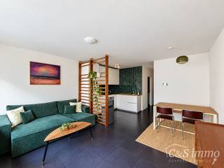 Ontdek dit sfeervol en volledig bemeubeld appartement met 2 slaapkamers, ideaal gelegen op een centrale locatie nabij tal van winkels, gezellige bakkers en De Roma. Dankzij de uitstekende ligging bevinden alle dagelijkse voorzieningen zich op wandelafstand.<br />De ruime en lichtrijke leefruimte is aangenaam ingericht. Aansluitend bevindt zich de volledig uitgeruste open keuken, waardoor keuken en leefruimte mooi in elkaar overvloeien.<br />De badkamer is praktisch ingericht met een lavabo, toilet en ligbad met douche en regendouche. Daarnaast is er een aparte, praktische ruimte voorzien met een combi wasmachine-droogkast.<br />Aan de rustige achterzijde van het appartement bevindt zich de master bedroom, ingericht met bed en dressing. De tweede kamer is momenteel ingericht als bureau en is ideaal als thuiskantoor, logeerkamer of tweede slaapkamer.<br />Het appartement wordt volledig bemeubeld aangeboden en is daardoor perfect voor wie op zoek is naar een comfortabele en instapklare woonst zonder zich zorgen te hoeven maken over de inrichting.<br />Een lichtrijk, praktisch en gezellig appartement op een uitstekende locatie. Kom de sfeer zelf ontdekken en plan snel uw bezoek!<br />Beschikbaar vanaf 1 november 2026.