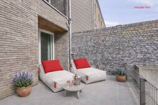 Ontdek dit modern gelijkvloersappartement met achterliggend terras in de recente residentie 'Spuikom I' en geniet van de rust dat deze locatie te bieden heeft! Het appartement bevindt zich op wandelafstand van winkels, openbaar vervoer, het zwembad en scholen. Indeling: inkomhal, lichtrijke en ruime leefruimte met volledig ingerichte open keuken, 2 slaapkamers, badkamer met dubbel lavabomeubel en inloopdouche, ruime berging en apart toilet. Het appartement is energiezuinig en de elektrische installatie is volledig conform. Gemeenschappelijke fietsenberging aanwezig in het gebouw.<br /><br />-<br /><br />Entdecken Sie diese moderne Erdgeschosswohnung mit hinterer Terrasse in der neueren Residenz 'Spuikom I' und genießen Sie die Ruhe, die dieser Ort bietet! Die Wohnung befindet sich in Gehweite zu Geschäften, öffentlichen Verkehrsmitteln, dem Schwimmbad und Schulen. Aufteilung: Eingangshalle, lichtdurchflutetes und geräumiges Wohnzimmer mit voll ausgestatteter offener Küche, 2 Schlafzimmer, Badezimmer mit Doppelwaschtisch und begehbarer Dusche, geräumiger Abstellraum und separates WC. Die Wohnung ist energieeffizient und die elektrische Installation ist vollständig konform. Gemeinsamer Fahrradabstellraum im Gebäude vorhanden.