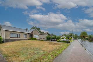Gelegen aan de Bevelsesteenweg vindt u deze charmante open bebouwing op een perceel van +/-1240 m².Deze gelijkvloerse woning biedt u alle ruimte die...