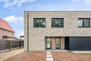 Ontdek deze moderne halfopen nieuwbouwwoning met drie slaapkamers, gelegen op een gunstig perceel in Beringen. De woning combineert hedendaags wooncomfort met een praktische en doordachte indeling. Dankzij de toegang tot het perceel langs zowel de voor- als achterkant en de twee afzonderlijke ingangen biedt deze eigendom bovendien extra flexibiliteit en mogelijkheden. Met een EPC-label A en een conforme elektrische installatie is deze woning volledig afgestemd op comfortabel en energiezuinig wonen.<br /><br />INDELING:<br />GELIJKVLOERS: Inkomhal; Afzonderlijk toilet; Open leefruimte met eetruimte en keuken; Aansluitende bergruimte; Twee afzonderlijke toegangen tot de woning; Toegang tot het perceel langs de voor- en achterkant.<br /><br />De open leefruimte vormt het centrale hart van de woning. De keuken sluit naadloos aan op de eet- en leefruimte, waardoor een aangename en open woonomgeving ontstaat. De aansluitende berging biedt extra praktische opbergruimte en zorgt voor een functionele verbinding met de keuken.<br /><br />EERSTE VERDIEPING<br />Op de eerste verdieping bevinden zich de slaapkamers en sanitaire voorzieningen. De woning beschikt over drie volwaardige slaapkamers, waardoor er voldoende ruimte is voor een gezin, een thuiskantoor of een hobbyruimte.<br /><br />Daarnaast bevindt zich hier de badkamer, voorzien van de nodige sanitaire voorzieningen, evenals een afzonderlijk toilet. De aanwezigheid van twee toiletten verhoogt het dagelijkse wooncomfort.<br /><br />Een woning met mogelijkheden: Deze nieuwbouwwoning onderscheidt zich door haar energiezuinig karakter, praktische indeling en flexibele toegangen. De combinatie van drie slaapkamers, een open leefruimte, twee toiletten, een badkamer en een aansluitende berging maakt deze woning bijzonder geschikt voor gezinnen. De toegang tot het perceel langs zowel de voor- als achterkant en de twee afzonderlijke ingangen bieden bovendien extra mogelijkheden en gebruiksgemak.<br /><br />De woning wordt verkocht onder het stelsel van registratierechten.<br /><br />TECHNISCHE KENMERKEN:<br />EPC: A<br />Elektrische installatie is conform AREI<br />Nieuwbouwwoning: 2023<br />Verkoop onder registratierechten<br /><br />Voor meer info bel Jeff op 0472/04.26.49 of 011/22.19.17 - jeff@limburgsvastgoed.be of limburgsvastgoed.be
