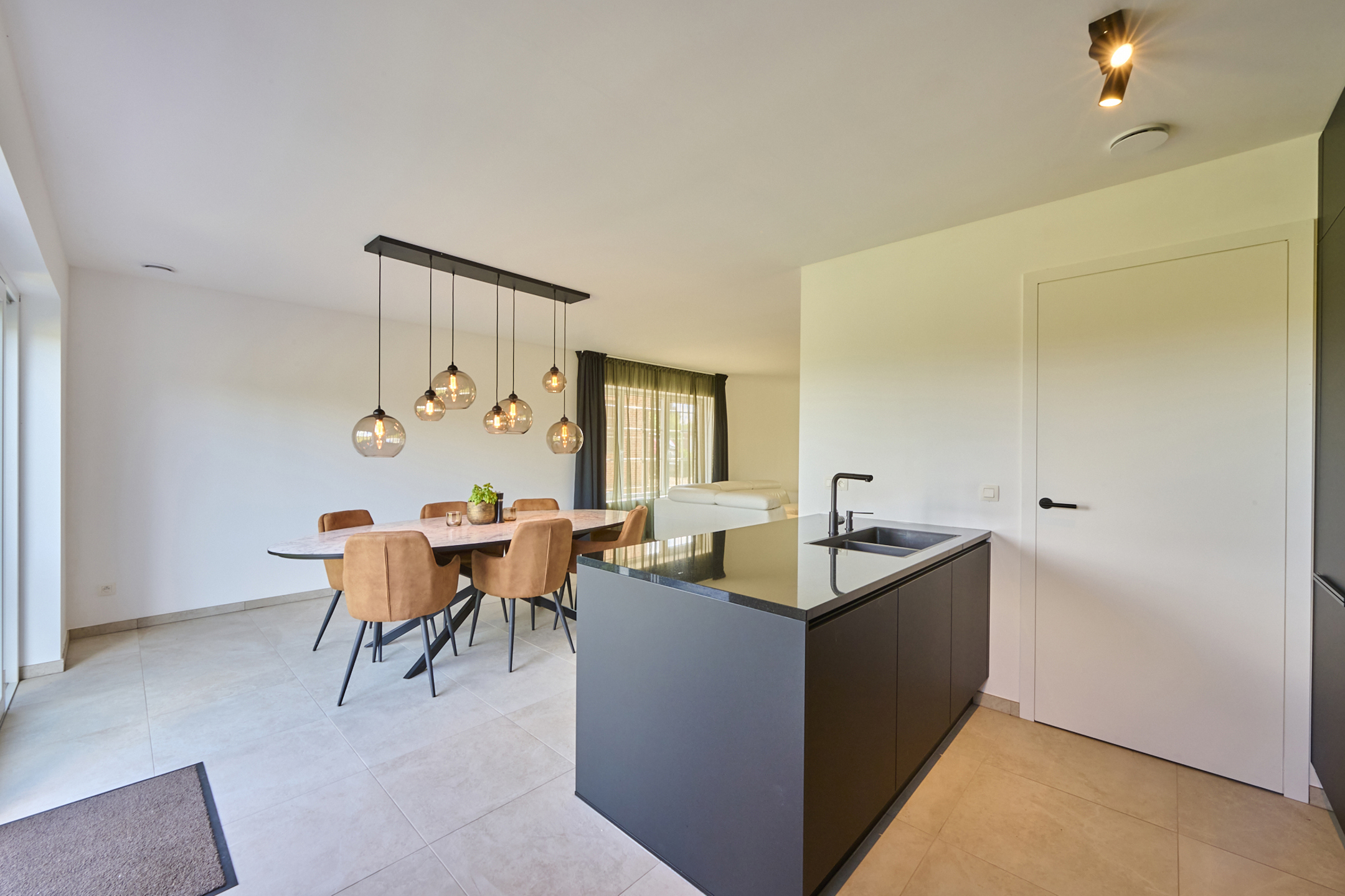 Ruime instapklare gezinswoning met zicht op achterliggend groen.  - foto 5