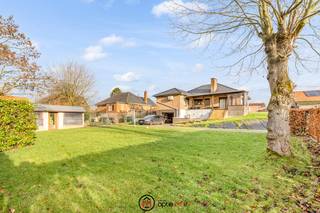 In de Sint-Annastraat 5 in Bilzen-Hoeselt bevindt zich deze verzorgde vrijstaande woning uit 1970, gelegen op een ruim perceel van 11 are 60 ca. Een solide gezinswoning met drie slaapkamers op het gelijkvloers, een vaste trap naar de zolder en een volledige kelderverdieping. Ideaal voor wie rustig wil wonen met een vlotte bereikbaarheid.<br /><br /><u><strong>Indeling</strong></u><br /><em><strong>Gelijkvloers:</strong></em><br />Via de ruime inkomhal met vestiairekast komt u in de leefruimte, waar licht en ruimte centraal staan. Aansluitend bevindt zich de keuken met zicht op de tuin. Verder zijn er drie volwaardige slaapkamers op het gelijkvloers, bereikbaar via de nachthal, evenals de badkamer en het apart toilet. Deze indeling maakt comfortabel gelijkvloers wonen perfect mogelijk.<br /><br /><em><strong>Verdieping:</strong></em><br />De polyvalente zolder is bereikbaar via een vaste trap.<br /><br /><em><strong>Kelder:</strong></em><br />De woning is volledig onderkelderd, wat zorgt voor veel extra bergruimte en praktische mogelijkheden (garage, wasruimte, hobby).<br /><br /><em><strong>Buitenruimte:</strong></em><br />De ruime tuin op 11a 60ca biedt tal van mogelijkheden voor wie graag buiten leeft.<br /><br /><em><strong>Troeven</strong></em>
<ul>
	<li>Vrijstaande woning op ruim perceel</li>
	<li>3 slaapkamers op het gelijkvloers</li>
	<li>Zolder met vaste trap</li>
	<li>Volledig onderkelderd</li>
	<li>Airco in leefruimte en master bedroom</li>
	<li>Rolluiken elektrisch bedienbaar</li>
</ul>
<em><strong>Ligging &amp; omgeving</strong></em><br />Gelegen in een rustige woonstraat met een vlotte verbinding naar Bilzen-Hoeselt en Tongeren, dichtbij winkels, scholen en andere voorzieningen. Een aangename combinatie van rust en bereikbaarheid.<br />Plan vandaag nog uw bezoek en ontdek zelf de ruimte en mogelijkheden van deze woning in Bilzen-Hoeselt.<br /><br />Contacteer ons via robby@optie-m.be of 0473 36 08 56.<br />Extra informatie: VG  – WGlk – Gvkr – GMO