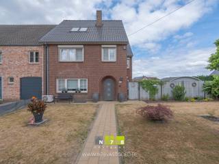 <span><strong>INSTAPKLARE HALFVRIJSTAANDE WONING MET 4 SLAAPKAMERS OP EEN PERCEEL VAN 4A30CA TE KINROOI (OPHOVEN) <br /><br />TROEVEN<br /></strong>- Alle belangrijke voorzieningen in de buurt! (scholen, openbaar vervoer,...)<br />- Gelegen langs de verbindingsweg tussen Geistingen & Ophoven. <br />- Dichtbij de Nederlandse grens.<br />- Energielabel D: geen renovatieverplichting. <br />- Diverse renovaties door de jaren heen waaronder: dak, ramen, deuren,... <br />- 2 badkamers waarvan 1 op het gelijkvloers. <br />- Afgewerkt met kwalitatieve materialen. <br />- Airco op diverse plaatsen.<br />- Inpandige garage & carport. <br />- Ruime terrasoverkapping aan de achterzijde. <br /><br /><strong>KELDERVERDIEPING -01<br /></strong>- Kelderruimte 1 (2,05m x 5,92m = 12,14m²): beton. <br />- Kelderruimte 2 (2,23m x 3,88m = 8,65m²): Cv-installatie op stookolie, beton. <strong><br /><br />GELIJKVLOERS 00<br /></strong>- Inkomhal (3,72m x 1,33m) +2,32m+1,28m = 8,55m²)): trap naar verdieping 1, steentapijt.<strong> <br /></strong>- Nachthal (1,03m x 3,39m = 3,49m²): steentapijt. <br />- Woonkamer met doorloop naar de eetkamer ((6,32m x 3,85m) + (4,01m x 8,17m) = 36,51m²)): pelletkachel, veel natuurlijk lichtinval, schuifraam naar het overdekt terras, parket. </span><br /><span>- Keuken (2,21m x 4,01m = 8,86m²): gelegen in het verlengde van de eetkamer, geïnstalleerde keukenwand met onder-bovenkasten,combi-oven, koelkast, microgolfoven; kookeiland met vaatwasser, lades, inductiekookplaat, dampkap, zitruimte, aansluiting TV, parket.<br />- Badkamer 1 (1,72m x 3,36m = 5,78m²): enkele lavabo, kolomkast, spiegel; ligbad, hangtoilet, wandbetegeling, steentapijt. <br />- Strijkkamer/berging (3,16m x 2,10m = 6,64m²): deur naar buiten/ overdekt terras, steentapijt. </span><br /><span>- Inpandige garage (4,26m x 5,21m = 22,19m²): elektrische poort, deur naar buiten, watervoorziening, aansluiting wasmachine/droogkast, tegelvloer. <br /></span><br /><span><strong>VERDIEPING</strong> <strong>+01 </strong></span><br /><span>- Overloop (1,11m x 3,42m = 3,80m²): trap naar het gelijkvloers en vaste trap naar verdieping 2, laminaat.<br />- Slaapkamer 1 (4,00m x 4,00m= 16m²): airco, inloopdressing, aansluiting TV, laminaat. <br />- Slaapkamer 2 (4,00m x 3,00m) + (1,00m x 1,00m) = 13,00m²): laminaat. <br />- Slaapkamer 3 (1,13m x 2,33m) + (2,84m x 4,60m) = 15,69m²): laminaat. <br />- Badkamer 2 (1,76m x 2,03m = 3,57m²): enkele lavabo met onderkast, spiegel, inloopdouche, wandbetegeling, tegelvloer. <br /><br /><strong>VERDIEPING</strong> <strong>+02 </strong><br />- Slaapkamer 4 (6,74m x 4,73m = 31,88m²): inbouwkasten, inloopdressing, airco, laminaat. </span><br /><br /><span><strong>EXTERIEUR</strong></span><br /><span>-Overdekt terras (3,00m x 6,31m = 18,93m²) : houten overkapping, lichtkoepels, zonneluifel. <strong><br /></strong>-Carport (3,00m x 5,70m = 17,10m²).<br />-Tuinhuis (2,00m x 3,00m = 6,00m²). <br /><br /><strong>RENOVATIES</strong><br />- 2008: nieuwe ramen en deuren + achterbouw. <br />- 2010: dak vernieuwd en algemene renovatie. <br />- 2011: nieuwe keuken. <br /><br /><strong>10 ZONNEPANELEN SINDS 14/11/2023</strong><br />- In de verkoopprijs zit het volledige zonnepanelensysteem begrepen (zonnepanelen, omvormer, collectoren e.a. toebehoren).<br /><br /><br />Bekijkt u deze advertentie via een aanverwante vastgoedsite, surf dan zeker naar onze website <strong>www.N78vastgoed.be</strong> voor een uitgebreide beschrijving en foto's. <strong>Meer info: +32 (0)89 86 18 88 of info@N78vastgoed.be.</strong></span>