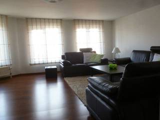 <p>Ruim en lichtrijk duplex-appartement van 110 m² nabij het Josaphatpark</p><p>Op zoek naar een ruim appartement met karakter en potentieel in een gegeerde buurt van Schaarbeek? Dan is dit duplex-appartement zeker een bezoek waard.</p><p>Met een bewoonbare oppervlakte van 110 m² (140 m² totale oppervlakte) biedt deze woning een ruime leefruimte met open keuken en eetkamer, twee volwaardige slaapkamers, een badkamer en twee praktische bergingen. Dankzij de vele raampartijen geniet het appartement van een aangename natuurlijke lichtinval.</p><p>De ligging is een absolute troef: op wandelafstand van het Josaphatpark en vlak bij winkels, scholen, openbaar vervoer en alle dagelijkse voorzieningen.</p><p>Troeven<br />- 110 m² bewoonbare oppervlakte<br />- 140 m² totale oppervlakte<br />- 2 ruime slaapkamers<br />- Veel natuurlijke lichtinval<br />- Open leefruimte met keuken en eetkamer<br />- 2 bergingen<br />- Geen gemeenschappelijke lasten<br />- Uitstekende bereikbaarheid<br />- Gelegen nabij het Josaphatpark</p><p>Een ideale woning voor wie op zoek is naar ruimte, charme en de mogelijkheid om het geheel verder naar eigen smaak te actualiseren.</p><p>-----------------------------------------------------------------------</p><p>Spacieux duplex lumineux de 110 m² à proximité du Parc Josaphat. Il se compose de 2 chambres, d'un vaste séjour avec cuisine ouverte et espace repas, d'une salle de bains ainsi que de 2 espaces de rangement. Situation idéale à proximité des commerces, écoles et transports en commun. Sans charges communes. Un bien offrant espace, luminosité et potentiel dans un quartier recherché de Schaerbeek.</p>