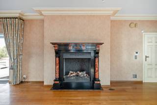 Locatie:
Dit ruime appartement bevindt zich op de eerste verdieping in het centrum van Beveren. De ligging is bijzonder praktisch, met talrijke sportfaciliteiten, winkels, grootwarenhuizen en park Cortewalle in de nabije omgeving. Dankzij de mobiscore van 9 op 10 geniet je hier van een uitstekende bereikbaarheid en woon je centraal met alle voorzieningen dichtbij.
Indeling:
Het appartement heeft een bewoonbare oppervlakte van 144 m² en is gelegen als hoekappartement, wat zorgt voor veel natuurlijke lichtinval. De grote woonkamer met parketvloer vormt het hart van het appartement en sluit aan op de gesloten keuken. Vanuit de ruime leefruimte is er toegang tot het indrukwekkende terras van 57 m², een absolute meerwaarde voor wie graag buitenruimte heeft.
Verder beschikt het appartement over drie slaapkamers, een badkamer met douche en toilet en een apart gastentoilet. Het gebouw is goed onderhouden, voorzien van een conforme lift en telt slechts één appartement per verdieping, wat zorgt voor extra privacy.
Berging: kelderberging aanwezig.
Troeven:
✓ Ruim appartement met veel lichtinval
✓ Groot terras van 57 m²
✓ Centrale ligging
✓ Mobiscore van 9/10
✓ EPC score C
Technische gegevens:
Verwarming op gas. Individuele tellers voor gas, water en elektriciteit. Parketvloer aanwezig.
Het appartement bevindt zich in een gebouw met betonconstructie en conforme lift.
Extra:
Algemene kosten per maand niet meegedeeld.
Stedenbouwkundige inlichtingen in aanvraag.
Benieuwd naar de waarde van je woning? Vraag een gratis schatting aan via lex@bauwensvastgoed.be