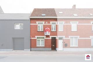 Instapklare gezinswoning met grote tuin in het hart van MeulebekeDeze verzorgde woning op een perceel van 275 m² geniet van een uitstekende ligging...