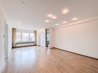 <p>Dit westgericht en ruim appartement met open zicht is centraal gelegen, vlakbij de zee, het Zegemeer en de Lippenslaan. Het appartement beschikt over een inkomhal met afzonderlijk gastentoilet, een ruime leefruimte en een keuken. Verder zijn er drie volwaardige slaapkamers en een aparte badkamer. Twee van de slaapkamers bieden toegang tot het terras aan de achterzijde van het gebouw. Dankzij de centrale ligging en de ruime indeling vormt dit appartement een uitstekende opportuniteit.<br />Er is een kelderberging inbegrepen.<br /><br />Aarzel niet om ons te contacteren voor meer info: tel.: 050 62 44 14 of via knokke@immax.be</p>