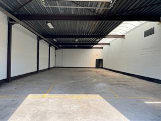 - magazijnruimte 240m²<br />- moderne kantoorruimte<br />- nabij oprit/afrit E313<br />- voldoende parking<br />- automatische sectionale poort (4 m hoog)<br />- veel natuurlijke lichtinval door de grote glaspartijen<br /><br />
<p>De units liggen stapvoets van elkaar op dezelfde flank van het industriegebouw en kunnen desgewenst gecombineerd worden aangeboden aan een partij die circa <strong>530 m²</strong> magazijnruimte zoekt.</p>