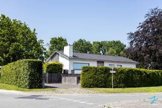 <p>Voor een bezoek bel: 054 67 00 60 of mail saimen@cornelis-goeman.be <br />Deze charmante vrijstaande woning geniet van een uitstekende ligging op een ruim hoekperceel, omgeven door groen en met een vlotte bereikbaarheid naar omliggende gemeenten en het centrum van Oudenaarde.</p>
<p>De woning biedt een aangename combinatie van ruimte, comfort en privacy. Dankzij de open bebouwing geniet u van veel natuurlijk licht en een vrij uitzicht rondom. De verzorgde voortuin, ruime oprit en de volledig omheinde tuin creëren een aangename woonomgeving waar rust centraal staat.</p>
<p>Binnen beschikt de woning over: een ruime hal die toegang geeft tot de riante woonkamer/eetkamer en open keuken, een afzonderlijke bureauruimte, een gastentoilet, berging en 4 ruime slaapkamers. Via een uitschuifbare trap bereiken we de zolder die dienst doet al opbergruimte/stockageruimte. <br />De woning is volledig onderkelderd en doet dienst als opbergruimte alsook inpandige parking voor de wagens.<br /><br />De grote raampartijen zorgen voor een mooie verbinding tussen binnen en buiten. Daarnaast biedt het perceel tal van mogelijkheden voor tuinliefhebbers, gezinnen of wie op zoek is naar extra buitenruimte.</p>
<h3>Troeven:</h3>
<p>✔ Vrijstaande woning op een ruim perceel<br />✔ Groene en rustige omgeving<br />✔ EPC C<br />✔ Conforme elektrische keuring<br />✔ Ruime oprit en parkeermogelijkheden<br />✔ 10.000L regenwater<br />✔ Volledige onderkeldering<br />✔ Extra magazijn/stockageplaats onder het terras</p>
<p>Bent u op zoek naar een woning waar rust, ruimte en comfort samenkomen? Dan is deze eigendom absoluut een bezoek waard.</p>