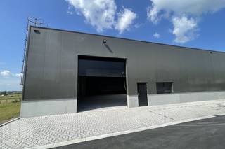 De nieuwe KMO-unit van<strong> 445 m² </strong>maakt deel uit van het nieuwbouw state-of-the-art bedrijvenpark ''<strong>MG PARK ARSELA</strong>'' bestaande uit 12 KMO-units te koop, met oppervlaktes van 174 m² tot 445 m² (samenvoegbaar tot +/- 769 m²), waaronder 1 unit met showroom (419 m²) met uitstekende zichtbaarheid en 6 parkeerplaatsen. Fantastisch gelegen langs de bedrijvige Deinsesteenweg, met een vlotte verbinding naar de E17 en E40 en een centrale ligging in Tielt.<br /><br />De casco bedrijfsruimtes (brandklasse C) hebben een vrije hoogte van 5m en worden opgebouwd uit een staalconstructie, in combinatie met een betonplint en geïsoleerde sandwichpanelen. De loodsen zijn toegankelijk via een automatische sectionale poort (4 m B x 4,2 m H). Daarnaast is elke unit uitgerust met een lichtdoorlatend rookluik, polybetonvloer en een geïsoleerd dak.  Bovendien is er aanwezigheid van een regenwaterput van 5.000 liter (per 1 of 2 units) en is het dak voorzien van een draagvermogen voor zonnepanelen: 0,15 kN/m². <br /><br />Per loods is er minstens één privatieve parkeerplaats, met daarnaast ruime parkeergelegenheid op de site. Onmiddellijk beschikbaar.<br /><br />Contacteer <strong>PANORAMA B2B</strong> voor bijkomende (technische) inlichtingen, plannen of een vrijblijvend plaatsbezoek <strong>050 300 800</strong>.