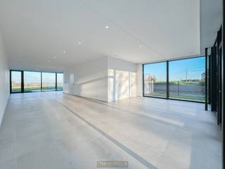 Deze commerciële ruimte is gelegen op een uiterst STRATEGISCHE LOCATIE, in een zone met hoge zichtbaarheid en bedrijvigheid. Dagelijks passeren...