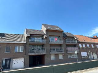 Uitstekend gelegen, energiezuinig duplex-appartement met zonnig terras.Het appartement bestaat uit:Verdieping 2: Inkomhal - toilet - leefruimte met...