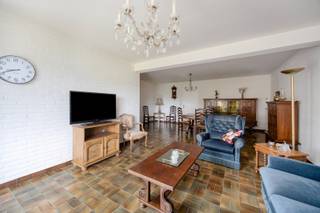 Dit mooi en zeer ruim appartement in Tienen is perfect voor wie op zoek is naar een comfortabele en open leefruimte met veel lichtinval. Gelegen op een gunstige locatie, biedt dit appartement gemakkelijke toegang tot de stad en alle voorzieningen zoals winkels, scholen, restaurants, invalswegen, enz. <br /><br />Het appartement beschikt over twee slaapkamers, waardoor het ideaal is voor een klein gezin of een stel dat wat extra ruimte nodig heeft. De badkamer is ruim en er is ook een apart toilet voor extra gemak. De keuken is voorzien van alle toestellen en buiten kunt u heerlijk genieten van een leuk balkon/terras met elektrische zonnewering en zicht op het groen. Een kelderberging is mee inbegrepen. <br /><br />Een van de grote voordelen van dit appartement is de aanwezigheid van een lift, waardoor het gemakkelijk toegankelijk is voor mensen van alle leeftijden. Daarnaast is er ook de mogelijkheid om een garagebox aan te kopen voor de prijs van € 15.000. <br /><br />Wat betreft energie-efficiëntie, heeft dit appartement een EPC-waarde van 108 kWh/m² jaar - energielabel B. Dit betekent dat het goed geïsoleerd is en relatief weinig energie verbruikt, wat de dag van vandaag zeer belangrijk is. Daarnaast is het appartement ook asbestveilig. <br /><br />Dit prachtig appartement is dus een uitstekende keuze voor wie op zoek is naar een comfortabele en praktische woonruimte met alle nodige voorzieningen. Met zijn gunstige ligging, moderne faciliteiten en energiezuinigheid, biedt dit appartement alles wat je nodig hebt voor een aangename en zorgeloze leefomgeving.<br /><br />Graag een bezoek? Bel David van LED-ON-IMMO op het nummer 0476 98 91 76 of mail naar info@ledonimmo.be. Tot gauw ;)