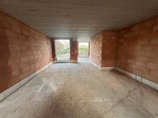 Halfopen nieuwbouwwoning in Viversel<br /><br />In de Sint-Quirinusstraat realiseren we drie landelijke woningen waarin de nadruk op comfort, ruimte en een hoogwaardige afwerking ligt. <br />De rustige ligging in een éénrichtingsstraat zorgt voor een aangename woonomgeving. Tegelijkertijd is er een vlotte verbinding naar de E313 en E314. <br />Twee woningen vonden reeds een eigenaar. Wordt dit jouw nieuwe thuis?<br /><br />Met een bewoonbare oppervlakte van 233 m² biedt deze woning alle ruimte om comfortabel te wonen. <br />Je komt binnen via een lichtrijke inkomhal met gastentoilet. Aansluitend bevindt zich een aparte bureauruimte, ideaal voor thuiswerk.<br />De leef- en eetruimte sluiten naadloos aan op de open keuken en vormen het hart van de woning. Grote raampartijen zorgen voor overvloedig natuurlijk licht en een sterke connectie met de tuin. Naast de keuken is er een ruime berging voorzien.<br /><br />Op de eerste verdieping bevinden zich drie volwaardige slaapkamers, een badkamer en een apart toilet. <br />De tweede verdieping is een open zolderruimte die je volledig naar eigen wens kan invullen, bijvoorbeeld als extra slaapkamers of een polyvalente ruimte.<br /><br />Met een E-peil lager dan 20 is deze woning klaar voor de toekomst. Dankzij een geothermische warmtepomp, vloerverwarming en passieve koeling geniet je het hele jaar door van een aangenaam en energiezuinig binnenklimaat. Ventilatie type D en zonnepanelen zijn standaard voorzien.<br /><br />De tuin wordt volledig aangelegd en vormt een rustige, groene buitenruimte met ruim terras. Volwassen hagen zorgen voor onmiddellijke privacy en een mooi ingekaderd geheel. Daarnaast is een laadpunt voor een elektrische wagen voorzien.<br /><br />De woning wordt casco+ aangeboden, zodat je keuken, badkamer, vloeren en binnendeuren nog volledig naar eigen smaak kan afwerken.<br /><br />Grondaandeel: 135.000 EUR<br />Constructie: 288.000 EUR<br />Aankoopprijs, inclusief registratie en btw: 499.680 EUR<br /><br />Interesse? Neem gerust contact op voor meer informatie of een afspraak via info@quintensinvest.be