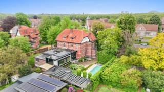 VILLA DE CARACTÈRE DE L'ENTRE-DEUX-GUERRES AVEC CONFORT CONTEMPORAIN AU CŒUR DE GENKSituée sur la très convoitée Onderwijslaan à Genk, cette maison...