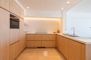 Buitenkansje in Het Zoute: volledig gerenoveerd appartement van 105 m² met 3 slaapkamers, 2 badkamers en frontaal zeezicht. Gelegen op de 2de verdieping, waar luxe, licht en een uitzonderlijke ligging samenkomen. Bezoek snel, en verblijf nog deze zomer in jouw appartement.