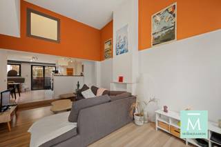 <p><span>PRACHTIG WOONHUIS IN HARTJE MECHELEN MET MODERNE INRICHTING EN GEZELLIGE BINNENPLAATS</span></p><p><span>Ontdek deze indrukwekkende woning gelegen op een charmante straat in het centrum van Mechelen. Dit ruime pand biedt de perfecte combinatie van authentieke stadswoning en eigentijdse comfort, met een bewoonbare oppervlakte van 162 vierkante meter verdeeld over meerdere niveaus.</span></p><p><span>Het huis beschikt over maar liefst vier slaapkamers, ideaal voor gezinnen die behoefte hebben aan voldoende persoonlijke ruimte. Elke kamer is goed proportioneerd en voorzien van natuurlijk licht. De slaapkamers variëren van intiem tot royaal, wat uitstekende mogelijkheden biedt voor een gastenverblijf, thuiskantoor of persoonlijke retraite. De functioneel ingerichte badkamer met moderne afwerking zorgt voor dagelijks comfort.</span></p><p><span>Het gelijkvloers beschikt over een prachtig open woonkeuken concept dat gastvrijheid en gezelligheid uitstraalt. De ruime zithoek met aangrenzende eetplaats creëert een harmonische flow perfecte voor het samenleven. De volledig uitgeruste keuken met moderne apparatuur en praktische indeling transformeert het koken in een aangename ervaring. Grote raamoppervlakken laten overvloedig licht binnen en zorgen voor een airy, licht interieur.</span></p><p><span>De keuken is voorzien van hoogwaardige kasten, een kookeiland met zitgelegenheid voor gezellige momenten. De witte kasten gecombineerd met houten werkbladen creëren een schone, hedendaagse uitstraling.</span></p><p><span>Op het gezellige terras kan u genieten van de rust na een lange (werk)dag.</span></p><p><span>Gelegen in het hart van Mechelen op voetafstand van winkels, restaurants, cafés en culturele bezienswaardigheden. De historische architectuur van de straat voegt karakter toe aan uw dagelijks leven.</span></p><p><span>Dit huis combineert het beste van stadsleven met privé comfort. De vier slaapkamers bieden flexibiliteit voor verschillende levensfasen. De moderne renovaties garanderen energie-efficiëntie en duurzaamheid. </span></p><p><span>Interesse? Bel of mail ons voor meer informatie of een bezoek! (info@demakelaardij.be of 015/20.20.82)</span></p><p><span> </span></p><p><span> </span></p>