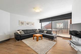 <p><strong>Blankenberge: Instapklaar appartement met ruim terras en zijdelings zeezicht te koop in Blankenberge!</strong></p>

<p>Op de 5e verdieping van de stijlvolle residentie &amp;quot;Bristol Palace&amp;quot; vinden we dit instapklaar appartement met ruim terras en 1 slaapkamer te koop. Deze is tevens uitstekend gelegen mooi centraal op de Zeedijk tussen Casino en jachthaven, vlakbij het centrum, de winkelstraat, station,...</p>

<p><strong>Indeling:</strong> Inkomhal met ingebouwde kasten, ruime woonkamer, ruim terras met zicht op hinterland en zijdelings zeezicht, open keuken, slaapkamer, terras, badkamer en apart toilet.</p>

<p><strong>Troeven:</strong></p>

<ul><li>Gemeubeld en instapklaar.</li><li>Gemeenschappelijke fietsenberging.</li><li>6 slaapplaatsen.</li></ul>

<p>Meer informatie? Contacteer Maarten op het nummer 050 42 58 98.</p>