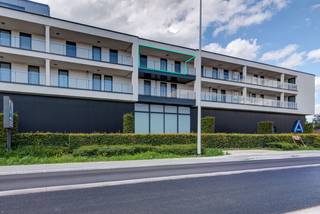 <span>INSTAPKLAAR APPARTEMENT MET 2 SLAAPKAMERS EN AUTOTAANPLAATS NABIJ HET CENTRUM VAN BILZEN<br /><br />Langs de doorgaande weg Bilzen – Hoeselt, omgeven door talrijke faciliteiten, is dit verzorgde appartement gelegen. Op wandelafstand zijn verschillende winkels en supermarkten bereikbaar. Het nabijgelegen op- en afrittencomplex voorziet een vlotte bereikbaarheid naar omliggende steden. Bovendien is het bruisende centrum van Bilzen op slechts 4 autominuten en 15 minuten wandelen gelegen.</span><br /><br />Het appartement is gelegen op de tweede verdieping en is <span><span><span><span><span><span><span><span><span>bereikbaar via de trap en de lift.<br />De indeling is als volgt:</span></span></span></span></span></span></span></span></span><br /><span><span><span><span><span><span><span><span><span>- Inkomhal.</span></span></span></span></span></span></span></span></span><br /><span><span><span><span><span><span><span><span><span>- Ruime woonkamer met open keuken. De keuken beschikt over een inbouwkoelkast, keramische kookplaat met afzuigkap, vaatwasser en een oven.</span></span></span></span></span></span></span></span></span><br /><span><span><span><span><span><span><span><span><span>- Berging met aansluiting voor het wasmachine.</span></span></span></span></span></span></span></span></span><br /><span><span><span><span><span><span><span><span><span>- 2 slaapkamers.</span></span></span></span></span></span></span></span></span><br /><span><span><span><span><span><span><span><span><span>- Badkamer. De badkamer is voorzien van een enkele lavabo en een inloopdouche.</span></span></span></span></span></span></span></span></span><br /><span><span><span><span><span><span><span><span><span>- Toilet.</span></span></span></span></span></span></span></span></span><br /><span><span><span><span><span><span><span><span><span>- Terras.<br /><br />Het appartement is beschikbaar vanaf 1/11/2026.</span></span></span></span></span></span></span></span></span><br /><br /><span><span><span><span><span><span><span><span><span>De gemeenschappelijke kosten bedragen €65/maand.</span></span></span></span></span></span></span></span></span><br /><span><span><span><span><span><span><span><span><span>In de kelderverdieping bevinden zich een gemeenschappelijke fietsenberging en een autostaanplaats.</span></span></span></span></span></span></span></span></span><br /><br /><span><span><span><span><span><span><span><span><span>Wilt u dit instapklare appartement graag bezichtigen? Neem dan vrijblijvend contact met ons op via info@matisimmo.be.</span></span></span></span></span></span></span></span></span>