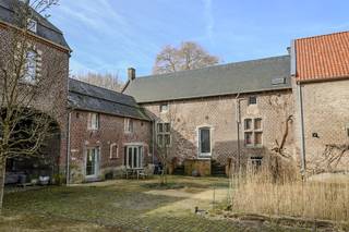 Elke dag ontwaken in een oase van rust, omringd door de schoonheid van de natuur, het kan in de Herkkanthoeve te Herk-de-Stad! Deze vierkantshoeve werd gerenoveerd en omgebouwd naar een kleinschalig cohousingproject, waar het beste van beide werelden wordt samengebracht: privéleven in je eigen woning en tuin met tegelijkertijd de mogelijkheid om te genieten van de ruimte en gezelligheid van het landgoed. <br /><br />Het project bestaat uit 5 woningen, waarvan er 3 reeds bewoond zijn.<br /><br />De woning die hier te koop wordt aangeboden verwelkomt je in een mooie leefruimte met plaats voor een zithoek, eetkamer en open keuken. De nieuwe grote ramen bieden een prachtig zicht op het groen en laten de ruimte licht en luchtig aanvoelen. De benedenverdieping biedt verder ook ruimte voor een gastentoilet en een bureelruimte/speelkamer/bergruimte, waardoor er voldoende plaats is voor werk of hobby.<br /><br />Op de bovenverdieping vindt u drie comfortabele slaapkamers en twee badkamers. <br /><br />Er is een ruime, praktische en volledig bekuipte kelder aanwezig die kan dienen als wijnkelder of extra opslagruimte.<br /><br />De woning is zorgvuldig tot wind- en waterdicht gerenoveerd met oog voor moderne technieken (geothermische warmtepomp, zonnepanelen, ...) en behoud van authentieke elementen, waardoor een charmante en warme sfeer is gecreëerd. U heeft de mogelijkheid om de afwerking volledig naar uw smaak en stijl te realiseren.<br /><br />Buiten kunt u genieten van uw tuin, met een uitgestrekt zicht op bomen en velden. Op het prachtige domein zou in de toekomst nog een zwemvijver worden aangelegd.<br /><br />Een extra troef is de grote schuur die behoort tot de gemeenschap. Deze kan worden gebruikt voor feestelijke gelegenheden. Er wordt een gemeenschappelijke keuken en sanitair voorzien in een van de stallen. Stelt u zich eens voor hoe geweldig het zou zijn om uw verjaardagen, familiebijeenkomsten of andere gelegenheden te vieren in deze sfeervolle ruimte.<br /><br />Nog een leuke extra is dat er zich iets verderop een zelfoogsttuin bevindt, waar de nieuwe bewoners van deze woning ook van kunnen profiteren. Geniet van verse en biologische groenten, rechtstreeks uit de tuin! <br /><br />Mis deze unieke kans niet om deel uit te maken van dit bijzondere project. Neem vandaag nog contact met ons op om een bezichtiging te plannen en ontdek hoe deze woning uw nieuwe thuis kan worden!