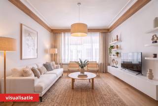 <p><span>Appartement centraal gelegen met ondergrondse staanplaats</span></p><p><span>Ontdek dit instapklare appartement van 66 m² met auto staanplaats. Dankzij de uitstekende centrale ligging bevindt u zich op wandelafstand van het </span><span>Centraal Station, de Antwerpse Zoo</span><span>, tal van winkels, restaurants en gezellige horecazaken. Bovendien geniet u van een vlotte verbinding met het openbaar vervoer en de belangrijkste invalswegen.</span></p><p><span>Bij het betreden van het appartement komt u terecht in een inkomhal die toegang biedt tot alle ruimtes. Vooraan bevindt zich de</span><span> lichtrijke leefruimte met een open keuken</span><span>, wat zorgt voor een aangename en open woonbeleving.</span></p><p><span>Vanuit de hal bereikt u tevens het toilet en de badkamer. Achteraan het appartement bevindt zich een ruime slaapkamer met toegang tot een balkon, waar u in alle rust kunt genieten van de buitenlucht.</span></p><p><span>Als extra troef beschikt het appartement over een ondergrondse auto staanplaats, wat in deze centrale buurt een absolute meerwaarde vormt.</span></p><p><span>Troeven:</span></p><ul><li><span>Centrale ligging in Antwerpen </span></li><li><span>Bewoonbare oppervlakte van 66 m² </span></li><li><span>Lichtrijke leefruimte met open keuken </span></li><li><span>Ruime slaapkamer met balkon </span></li><li><span>Apart toilet </span></li><li><span>Ondergrondse autostaanplaats </span></li><li><span>Op wandelafstand van het Centraal Station, de Zoo, winkels en horeca </span></li></ul><p><span>Uitstekende bereikbaarheid met openbaar vervoer en belangrijke invalswegen</span></p><p><span> </span></p><p><span>Extra</span></p><p><span> </span></p><p><span>• EPC: 139 kWh/m²/jaar (Label B)</span></p><p><span>• Maandelijkse kosten (water, CV, syndicus, blokpolis, onderhoud en verbruik gemeenschappelijke delen) : €170</span></p><p><span>• Auto staanplaats verplicht aan te kopen voor de prijs van 15.000 Eur.</span></p>