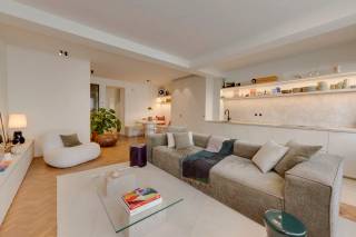 In de gegeerde Markgravewijk vinden we dit smaakvolle appartement op de 2de verdieping van een kleinschalig gebouw dat in 2021 volledig werd gerenoveerd door Vesper Projects. Hier woont u in een rustige en aangename woonomgeving, op een steenworp van het bruisende stadsleven. Het groene Hof van Leysen bevindt zich op wandelafstand, terwijl tal van gezellige restaurants, winkels en andere voorzieningen vlakbij gelegen zijn. Dankzij de nabijheid van belangrijke invalswegen en het openbaar vervoer geniet u bovendien van een uitstekende verbinding met het stadscentrum en de omgeving.<br /><br />Bij het betreden van deze parel valt meteen de hoogwaardige afwerking op. Zo vinden we doorheen het appartement onder meer een prachtige visgraatparket, stijlvolle mortexaccenten en praktische ingemaakte kasten. De inkomhal is voorzien van een vestiaire en gastentoilet en leidt naar de ruime leefruimte, die het hart van de woning vormt. Deze sluit naadloos aan op de open keuken, uitgerust met kwalitatieve inbouwtoestellen en een gezellige eetruimte. Verder beschikt het appartement over twee slaapkamers, waarvan één toegang biedt tot een aangenaam terras. De badkamer is volledig uitgerust met een ligbad, inloopdouche, wastafel en toilet.<br /><br />Bijkomende troeven zijn de aanwezige airconditioning en de praktische kelderberging, die inbegrepen is in de prijs. Kortom, een stijlvolle en instapklare woonst met twee slaapkamers en terras, gelegen op een toplocatie in de gegeerde Markgravewijk.<br /><br />Interesse?<br />Contacteer LISTED voor een bezoek: +32 3 283 51 51.