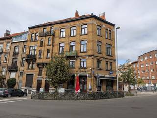 Ontdek dit strategisch gelegen vastgoedcomplex aan de Émile Verhaerenstraat 36 en 38, bestaande uit twee aangrenzende opbrengstpanden met een interessant vloeroppervlak.<br />Beschrijving van het pand: Huidige indeling: in totaal 9 woningen en een commerciële begane grond die wordt geëxploiteerd als horecagelegenheid.<br />Stedenbouwkundige situatie: 7 woningen zijn officieel erkend door de stedenbouwkundige dienst. Mogelijkheid om de bestaande situatie te regulariseren door de bovenste verdiepingen en de zolder in te richten als prachtige duplexwoningen, mits vergunning wordt verkregen.<br />Algemene energieprestatie van het pand: EPC G. Elektriciteit niet bevestigd. Totale huurinkomsten van het pand: 89.550 € / jaar.<br />Informatie & bezichtigingen:<br />Neem voor het volledige dossier of om een bezichtiging te regelen contact met ons op via telefoon: 0477 57 98 87 of per e-mail: LMEERT@TREVI.BE
