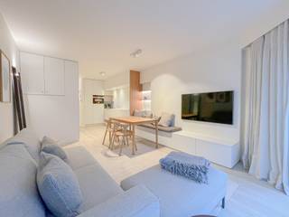 Appartement récemment rénové avec vue latérale sur mer, situé entre la Place du Triangle et la Place Albert. Composition : hall d’entrée avec toilette et vestiaire. Séjour équipé d’une cuisine ouverte entièrement installée et offrant tout le confort, avec un grand coin repas et un salon chaleureux doté d’armoires encastrées. Depuis le séjour, vous pouvez profiter d’une belle vue latérale sur la mer. Grande chambre avec armoires encastrées. Armoire séparée prévue pour l’installation d’une machine à laver. Salle de douche. Cave privative dans la résidence.