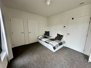 Ben je op zoek naar een eigen plekje in het hart van Leuven? Deze stijlvolle studentenstudio, gelegen aan de Riddersstraat, biedt alles wat je nodig hebt voor een comfortabele en praktische studententijd. Gebouwd in 2020 en voorzien van moderne voorzieningen, is deze studio de perfecte investering voor studenten of ouders die op zoek zijn naar een veilige en comfortabele woonplek voor hun studerende kinderen.<br /><br />Wat biedt deze studio?<br /><br />- Leefruimte: Een lichte en ruime leefruimte met een volledig uitgeruste keuken, ideaal om zowel te ontspannen als te studeren. Hier werd ook het bureau slim geïntegreerd. Verder is er ook een comfortabel bed om tot rust te komen.<br />- Ingerichte badkamer: Een moderne badkamer, compleet met alle voorzieningen die je nodig hebt.<br />- Aparte berging: Extra opbergruimte om je spullen netjes en georganiseerd te houden.<br />- Ondergrondse fietsenstalling: Inclusief een vaste plek voor je fiets, veilig en droog gestald in de ondergrondse fietsenstalling.<br /><br />Deze studio is perfect voor studenten die op zoek zijn naar een eigen plekje dicht bij universiteiten, winkels en openbaar vervoer. Ook ideaal als investering in een populaire studentenstad als Leuven.<br /><br />Interesse? Neem vandaag nog contact met ons op voor meer informatie of om een bezichtiging te plannen. Mis deze unieke kans niet om eigenaar te worden van deze moderne en centraal gelegen studio! <br /><br />EXTRA: individuele meters (gas/water/elektriciteit), recent, energiezuinig appartement. E-peil 48 (uc: 24062-G-RO216/0323/EP15513/A0001/D01/SD002) --> A-score! Perceelscore D, gebouwscore B, woongebied, stedenbouwkundige info aanwezig. Nabij winkels, autosnelweg, openbaar vervoer, etc. Voor meer info ga naar www.coenenvastgoed.be of bel 03/375.82.92