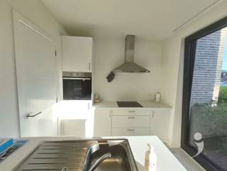 <p><span><br /><br />Appartement récent au rez-de-chaussée, bien situé. Cet appartement neuf est doté de finitions de haute qualité et d'une très faible consommation d'énergie grâce à sa norme stricte de niveau E. Le hall d'entrée comprend des toilettes. Ce dernier mène directement à la salle de bains, à la chambre à coucher et à l'espace de vie.</span></p><p><span><br /><br /><br /><br /><br /><br /><br />Cet espace de vie se prolonge par la cuisine qui donne sur une belle terrasse orientée à l'ouest. La cuisine dispose de nombreux espaces de rangement et d'appareils encastrés pratiques (plaque de cuisson, four multiple, hotte aspirante, lave-vaisselle, évier, réfrigérateur). Juste à côté de la cuisine, il y a un espace de rangement pratique avec une buanderie. Il y a une salle de bains avec un lavabo et une douche à l'italienne. Disponible immédiatement. l'avance sur les charges communes est de 50 euros par mois. le chauffage au sol se fait par le biais du chauffage central au gaz.<br /><br /><br /><br />L'appartement est hyper isolé tant au niveau des pertes de chaleur que de l'acoustique. l'éclairage et les tringles à rideaux seront fournis. un parking souterrain pour la voiture est prévu et il y a un abri à vélos commun. Intéressé ? programmez votre visite via notre site web ou contactez-nous à l'adresse info@immolivit.be</span></p>
