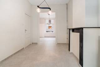 <p><strong>Deze woning combineert authenticiteit en hedendaags comfort, kopers vinden hierin een ideale thuis op een locatie die alles binnen handbereik biedt.</strong></p><p>Deze woning combineert authenticiteit en hedendaags comfort, kopers vinden hierin een ideale thuis op een locatie die alles binnen handbereik biedt.<br />Dankzij de <strong>Mobiscore </strong>van <strong>9,4</strong> woon je hier op wandel- en fietsafstand van winkels, scholen, openbaar vervoer en geniet je vlotte verbindingen richting het centrum van Gent. <br /><br />De inkomhal leidt naar een gezellige leefruimte waar de schouwen behouden werden, een subtiele knipoog naar het verleden.<br />Aansluitend vind je de keuken, een praktische berging, gastentoilet en toegang tot de ruime kelder.<br />Buiten geniet je van een aangename koer/binnenterras van 22,83 m² met handige buitenberging.<br /><br />Op de eerste verdieping bevindt zich een ruime slaapkamer en badkamer. De tweede verdieping omvat nog eens twee volwaardige slaapkamers.<br />De zolder biedt bijkomende opbergmogelijkheden.<br /><br /><strong>Troeven </strong>van deze woning:<br />- Uitstekende bereikbaarheid<br />- Drie slaapkamers<br />- Ruime buitenruimte<br />- EPC D-label, vrij van renovatieverplichting<br /><br />Wilt u deze eigendom en zijn troeven zelf ontdekken, neem dan zeker contact op voor het plannen van een bezoek ter plaatse.<br /><strong><u>Interesse?</u> </strong>Contacteer Steffi telefonisch op 0498/50.50.94 of per mail steffi@vastgoeddevos.be </p>
